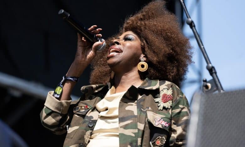 The singer R&B Angie Stone dies in a car accident at 63