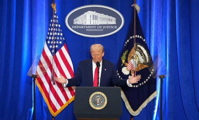 Trump, addressing the lawyers of the Doj, says that those who fight him in court are "scams"