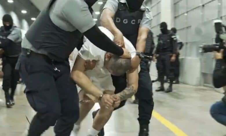 Photo: Photo not dated a man identified by Jennifer Vasquez sura like her husband, Kilmar Abrego Garcia, is directed by force by the guards by the Tecoleca, El Salvador.